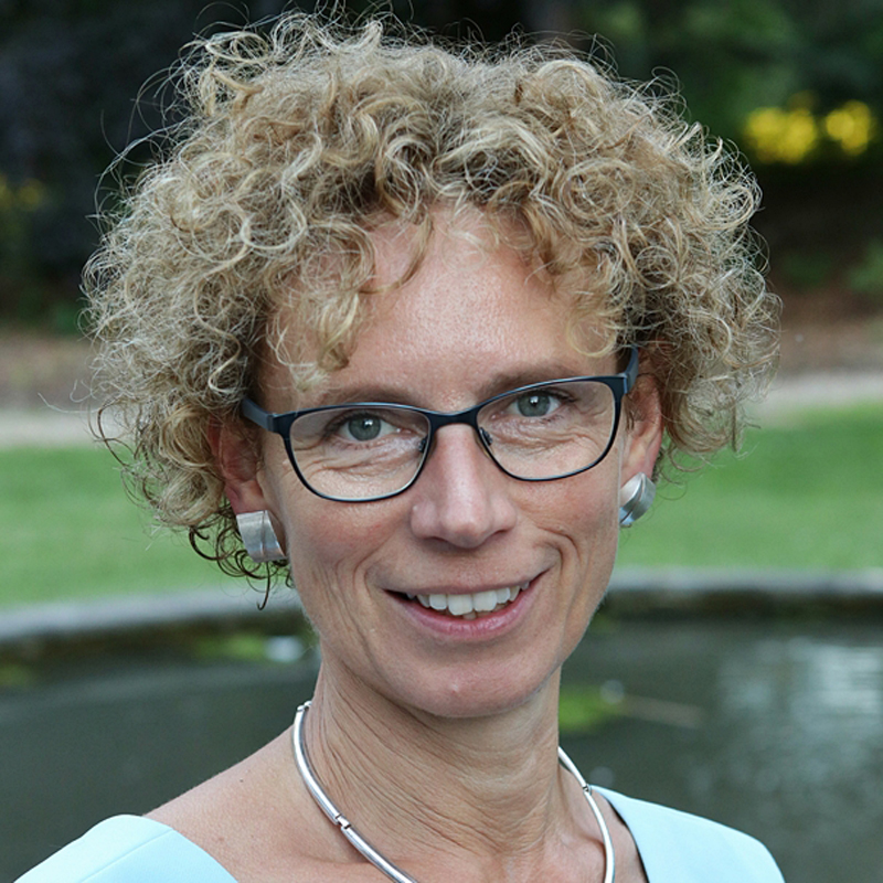 Dr. Angela REINDERS